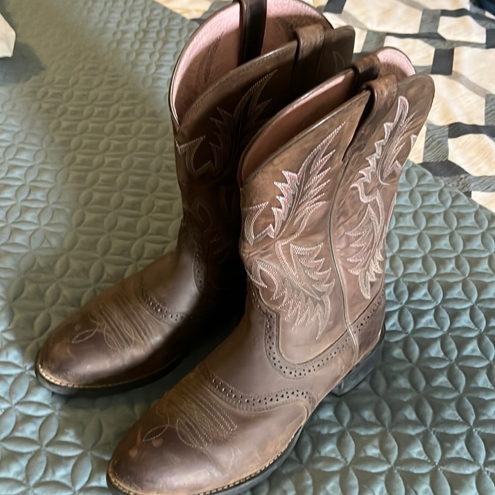 Ariat round tip cowboy boot in used in great shape! Size 9